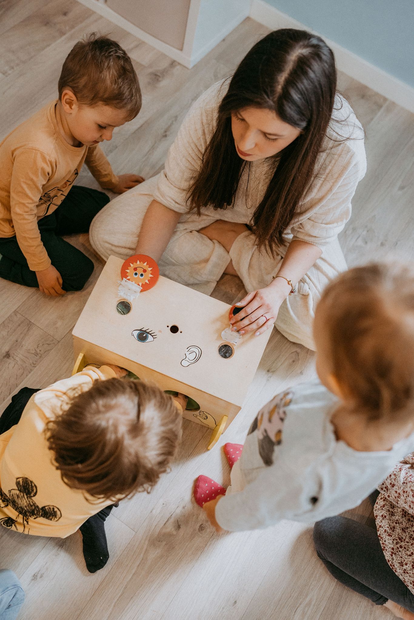 Muzyka i rytm — Ania z dziećmi przy tablicy zmysłów, zajęcia sensoryczne Radom